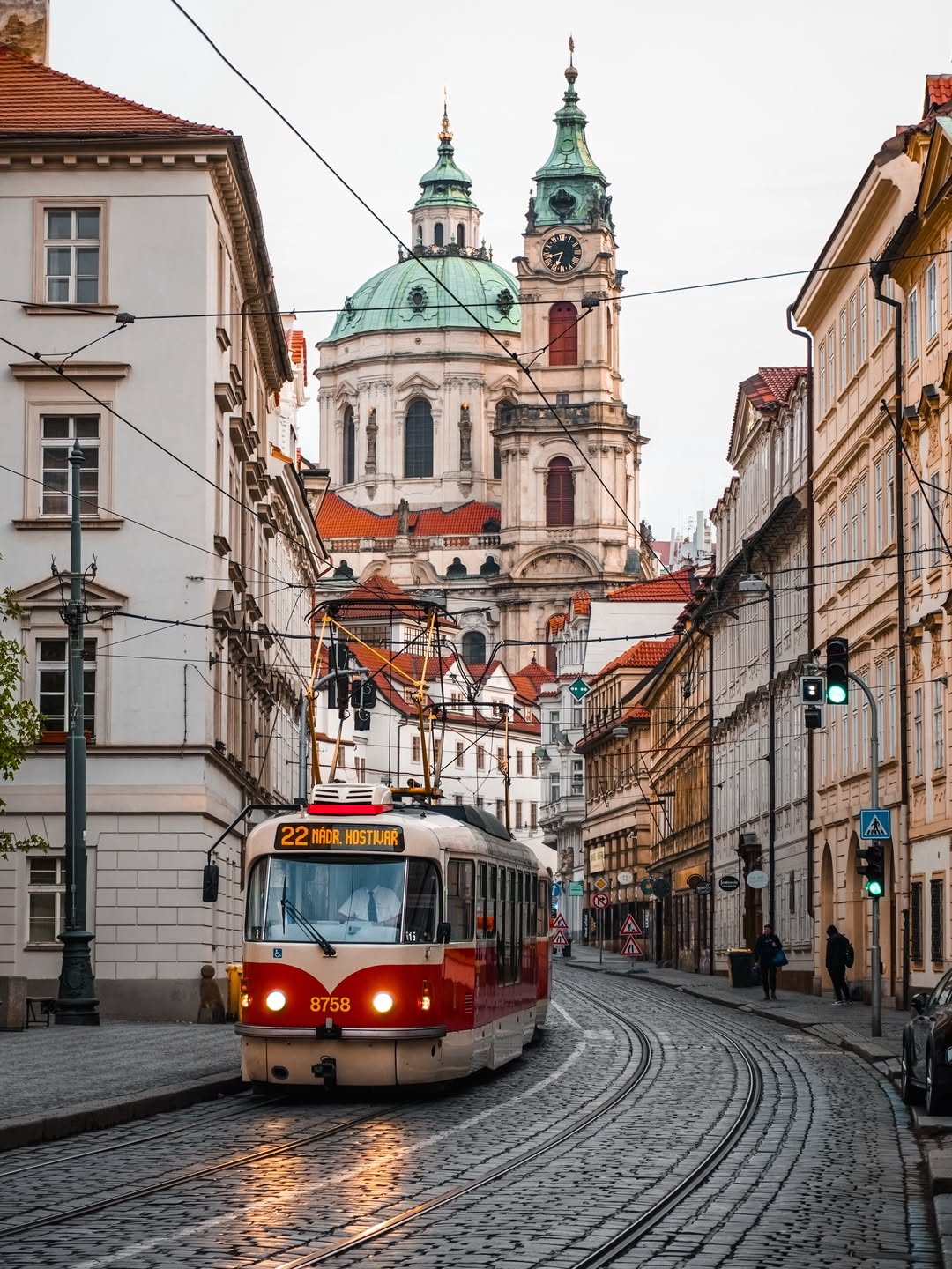 프라하 아침 산책, 낭만적인 트램 사진 한 장은 필수! image 1