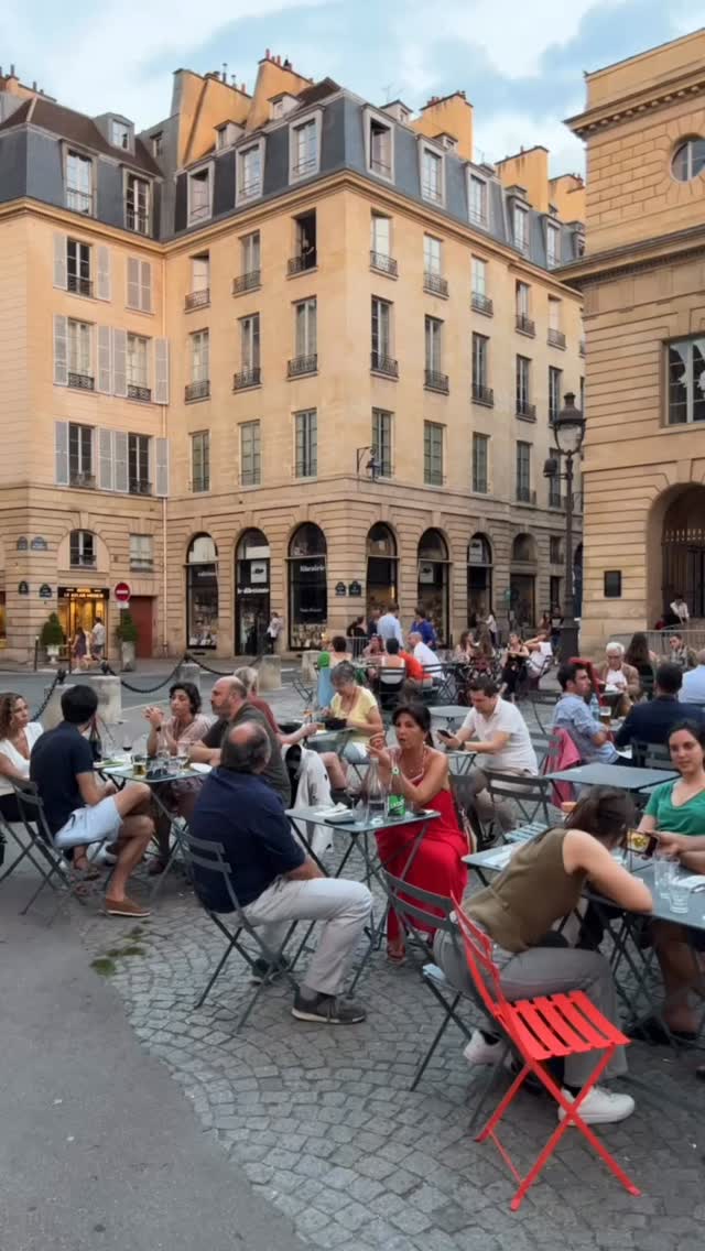 다시 활기 넘치는 파리 카페 테라스 image 4