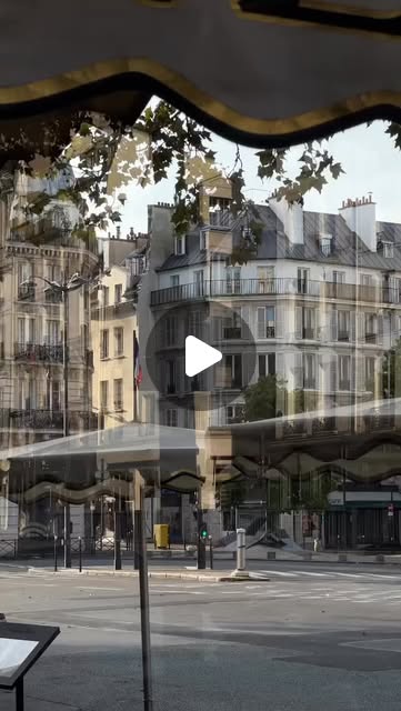 다시 활기 넘치는 파리 카페 테라스 image 3