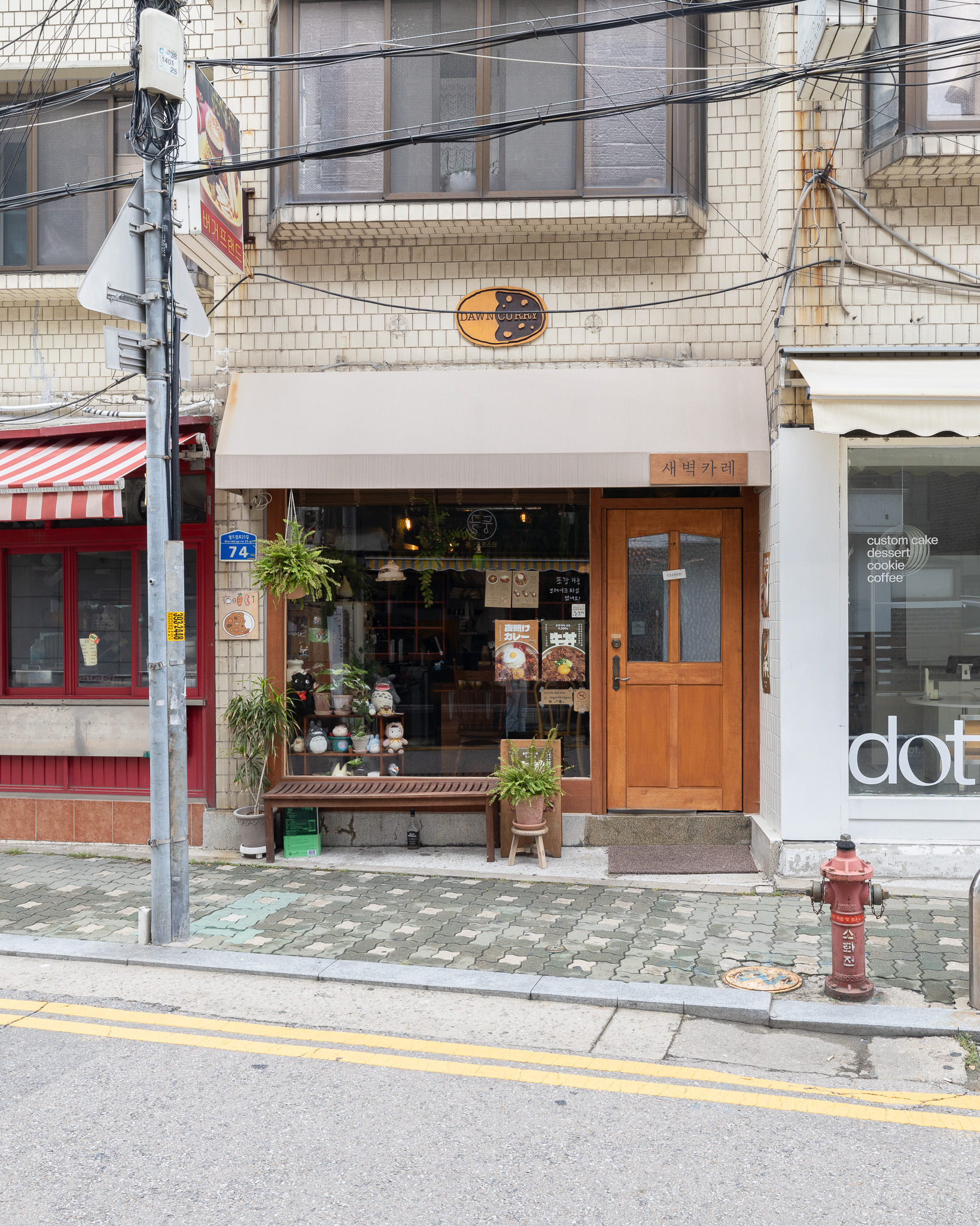 고양이버스와 토토로 인형이 있는 카레집 실내 image 2